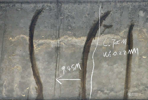 用相應(yīng)的材質(zhì)去彌補橋上的這些細(xì)縫