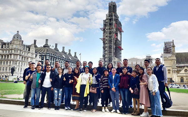 萬(wàn)高團(tuán)隊(duì)合影